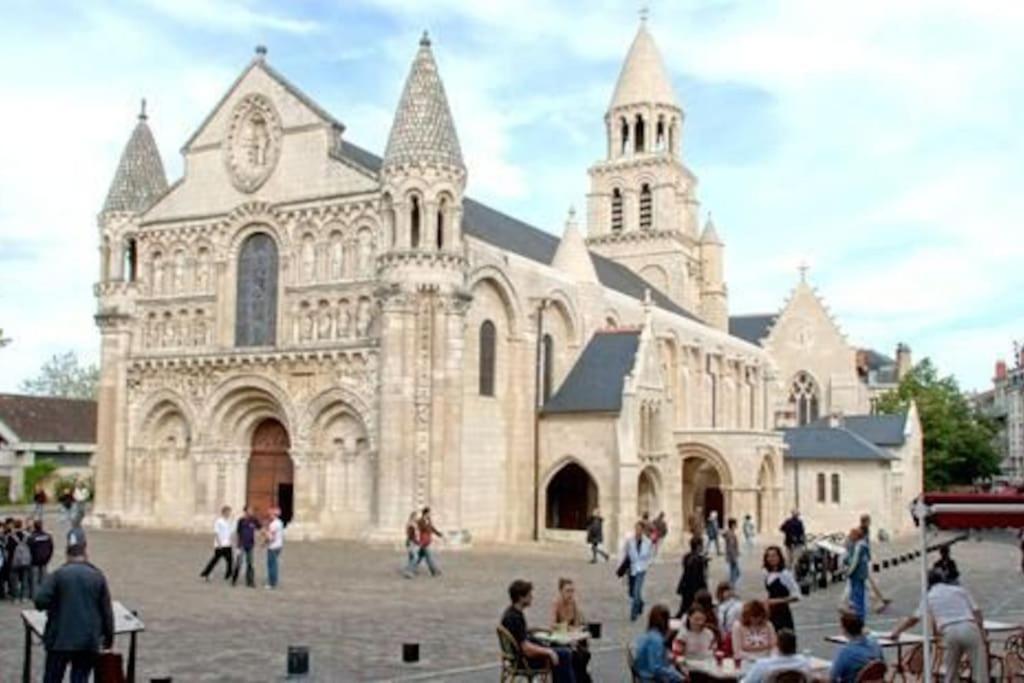 • Bel Appartement - Centre Historique De Poitiers Exterior photo