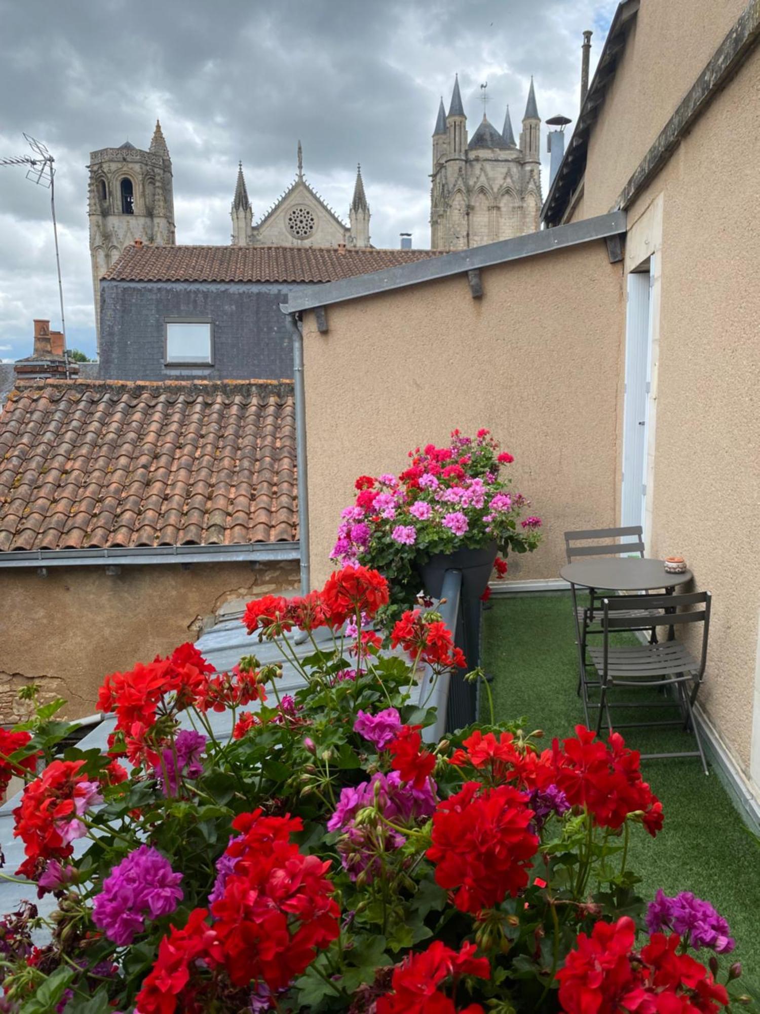 • Bel Appartement - Centre Historique De Poitiers Exterior photo